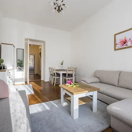 Apartmán Spacious Duplex Near Park And Metro In Vinohrady By Easybnb